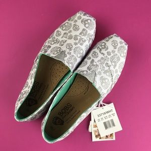 SUGAR SKULL Skecher's BOBS Silver & White